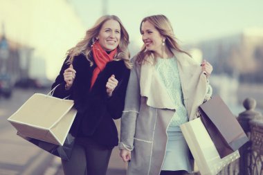 İki güzel genç kız arkadaşım