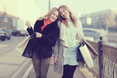 İki güzel genç kız arkadaşım