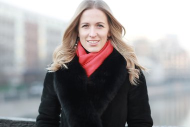 Genç güzel kız şehirde yürüyüş