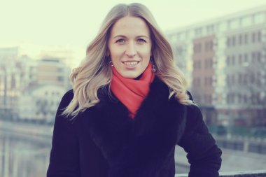 Genç güzel kız şehirde yürüyüş