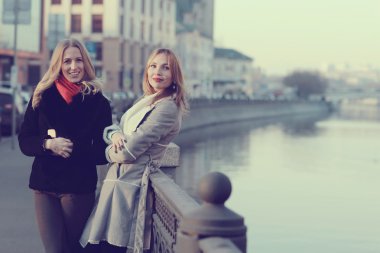 İki güzel genç kız arkadaşım