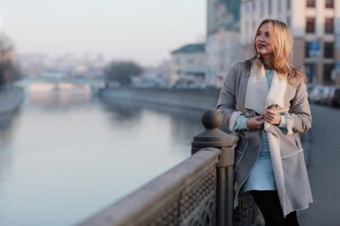 Kız sonbaharda Moskova yüzünden yürüyüş