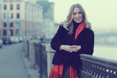 Güzel kız Moskova yüzünden yürüyüş