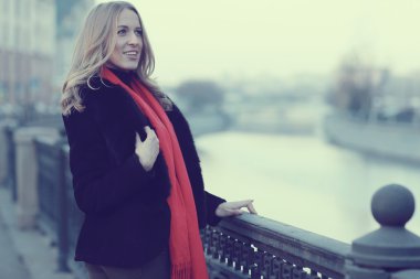 Genç güzel kız şehirde yürüyüş