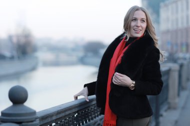 Genç güzel kız şehirde yürüyüş