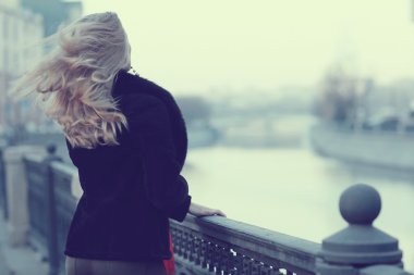 Güzel kız Moskova yüzünden yürüyüş