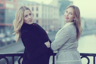 İki arkadaş şehirde yürüyor. 