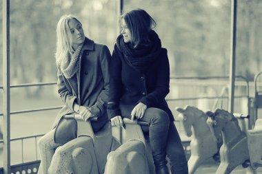 iki kız arkadaşım şehirde yürüyüş