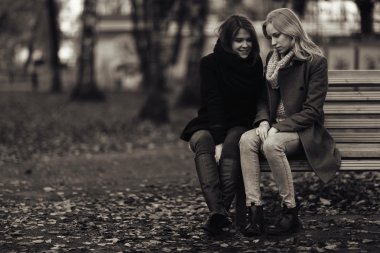 iki genç çekici kadın 