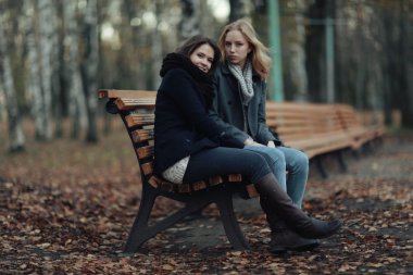 İki kız arkadaşım Park'ta yürüyordunuz