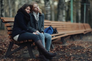 İki kız arkadaşım Park'ta yürüyordunuz