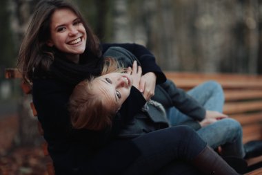 İki kız arkadaşım Park'ta yürüyordunuz