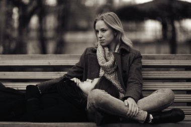 iki genç çekici kadın 