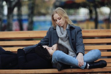 iki kız arkadaşım şehirde yürüyüş