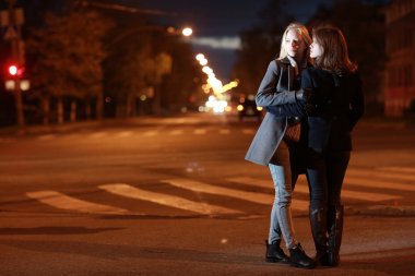 İki genç kız arkadaşım kış