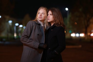 iki kız arkadaşım şehirde yürüyüş