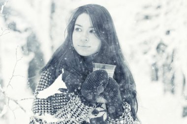 Kız parkta yün eldiven giyiyor