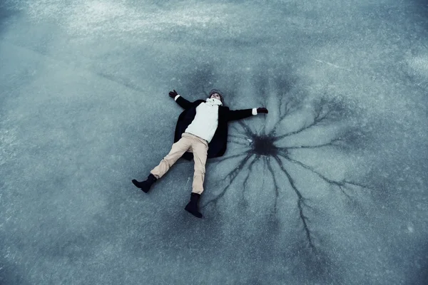 Hombre estresado yaciendo sobre hielo en invierno — Foto de Stock