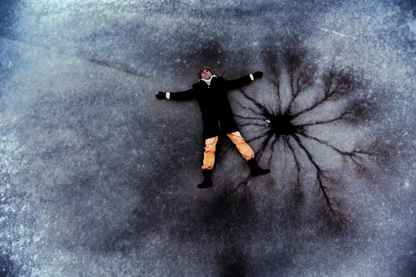 Hombre estresado yaciendo sobre hielo en invierno — Foto de Stock