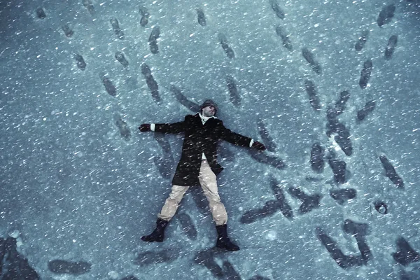 Człowiek, układanie na lodzie zimą — Zdjęcie stockowe