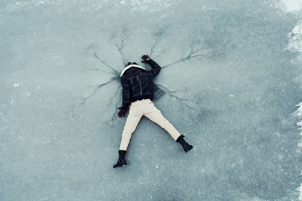 Стресс человека, лежащего на льду зимой — стоковое фото