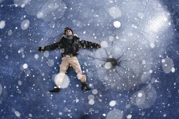 Muž položil na ledu v zimě — Stock fotografie