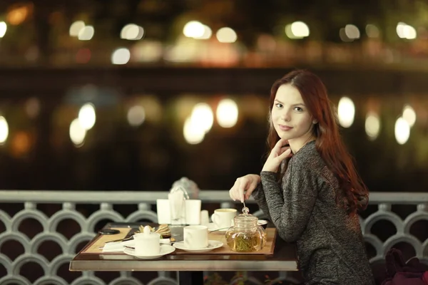 Молодая красивая девушка в ресторане — стоковое фото