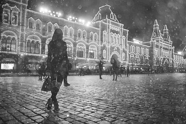 Menina bonita jovem na noite de inverno — Fotografia de Stock