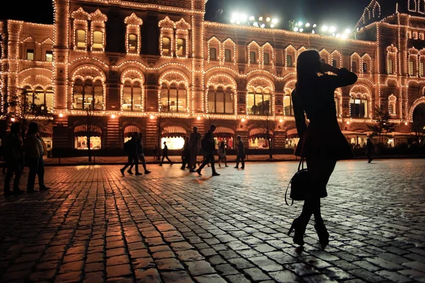 Menina bonita em uma cidade noturna — Fotografia de Stock