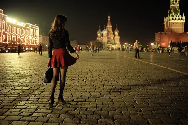 Beautiful girl in a night city — Stock Photo, Image