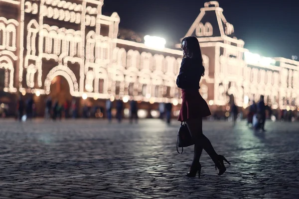 Vacker flicka i en natt stad — Stockfoto