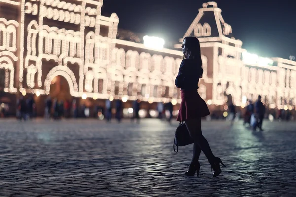 Beautiful girl in a night city — Stock Photo, Image