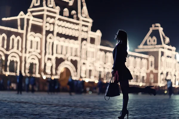 Bella ragazza in una città di notte — Foto Stock