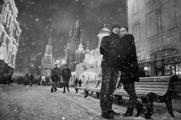 Rakastava pari kävelee kaupungissa — kuvapankkivalokuva