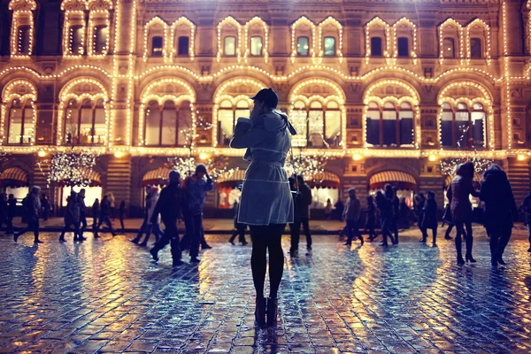 Hermosa mujer joven en la noche — Foto de Stock