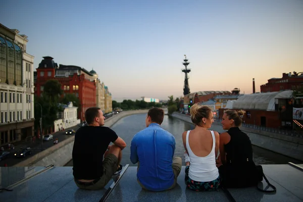 Jeunes se relaxant le jour ensoleillé — Photo