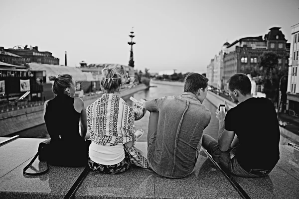 Jeunes se relaxant le jour ensoleillé — Photo