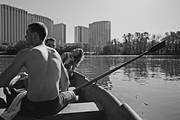 Jovens em barco — Fotografia de Stock