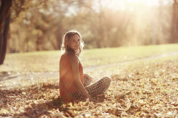 Šťastná dívka v golden park — Stock fotografie