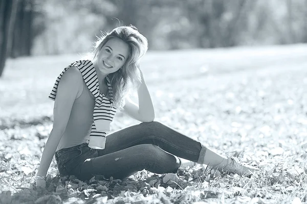 Beautiful girl resting in a park — Stock Photo, Image