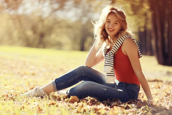 Молода щаслива дівчина в золотому парку — стокове фото