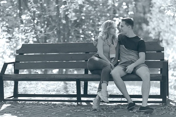 Joven atractivo hombre y mujer — Foto de Stock