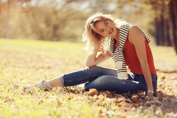Красивая девушка отдыхает в парке — стоковое фото