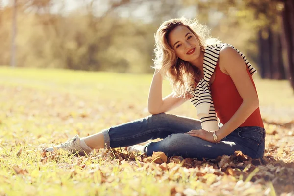 Beautiful girl resting in a park — Stock Photo, Image