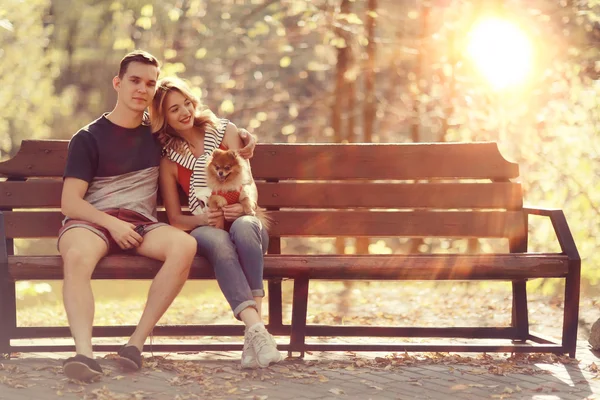 Young people sitting on bench — Stock Photo, Image