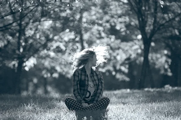 Jeune fille heureuse dans le parc d'or — Photo