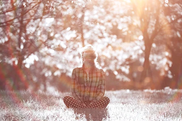 Belle fille se reposant dans un parc — Photo