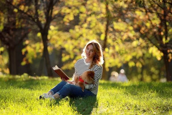 Young girl in a sunny park — Stock Photo, Image