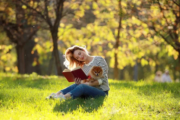 Giovane ragazza in un parco soleggiato — Foto Stock