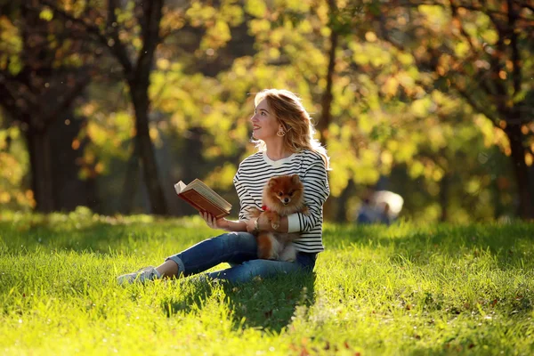 Jong meisje in een zonnige park — Stockfoto